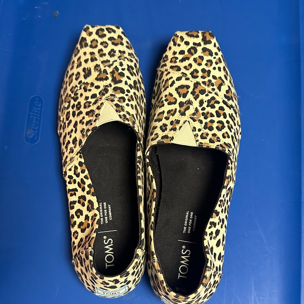 TOMS Women's Leopard Print Flats